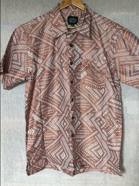 Eveni Geometric Print Short-Sleeve Button-Up in Brown and White